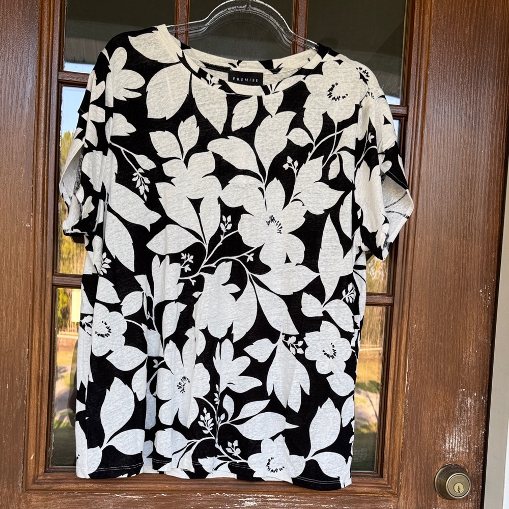 Premise Black & White Floral Crewneck Short Sleeve Top